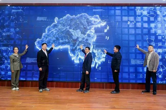 启动仪式上，有关部门领导点亮“福州湿地保护地图”